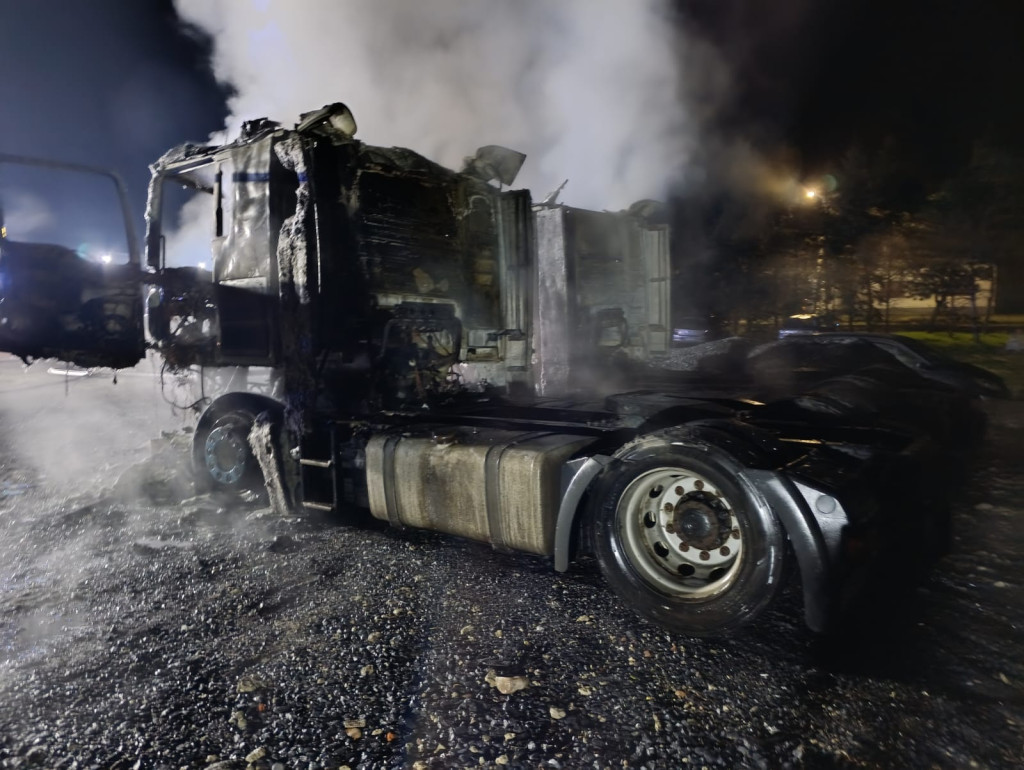 Spłonęły dwie ciężarówki w Nietążkowie