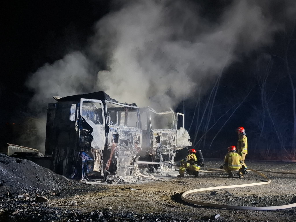 Spłonęły dwie ciężarówki w Nietążkowie