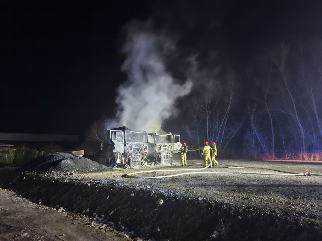 Spłonęły dwie ciężarówki w Nietążkowie