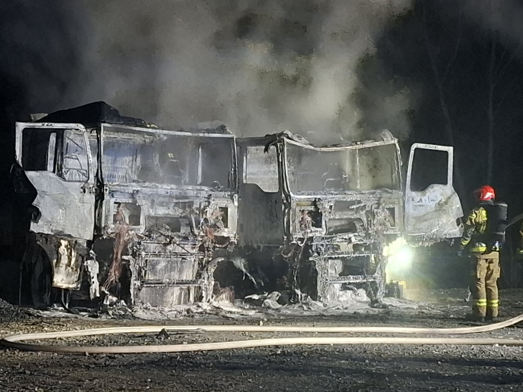 Spłonęły dwie ciężarówki w Nietążkowie