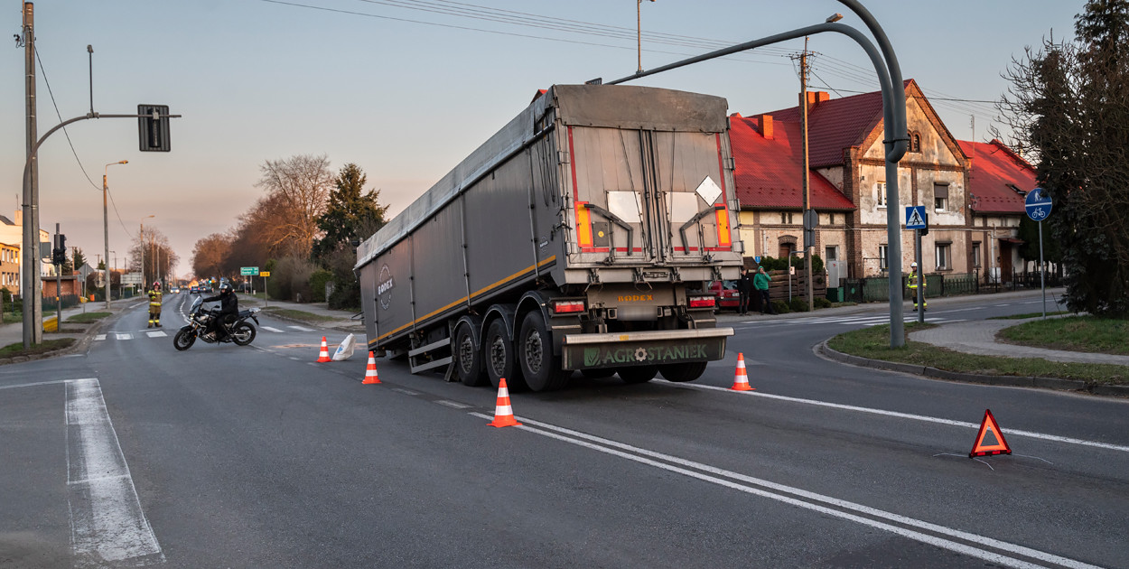 Odczepiła się naczepa na skrzyżowaniu w Racocie
