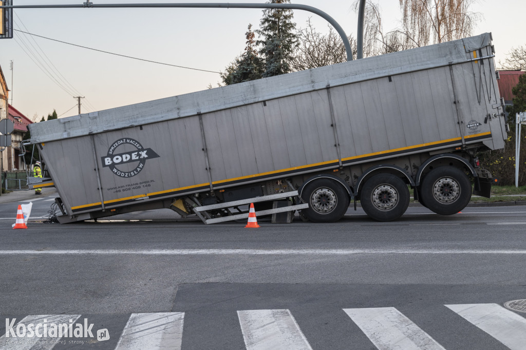 Odczepiła się naczepa na skrzyżowaniu w Racocie