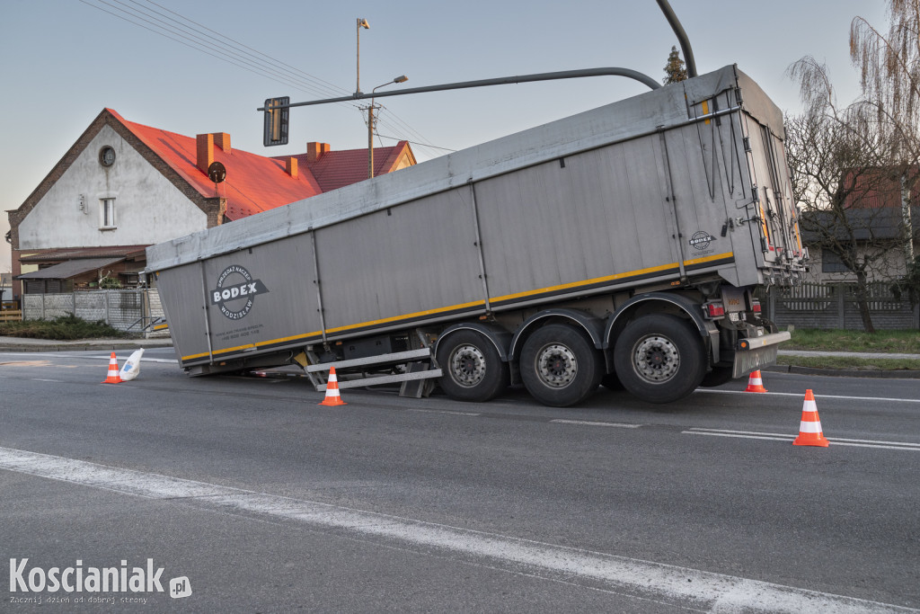 Odczepiła się naczepa na skrzyżowaniu w Racocie