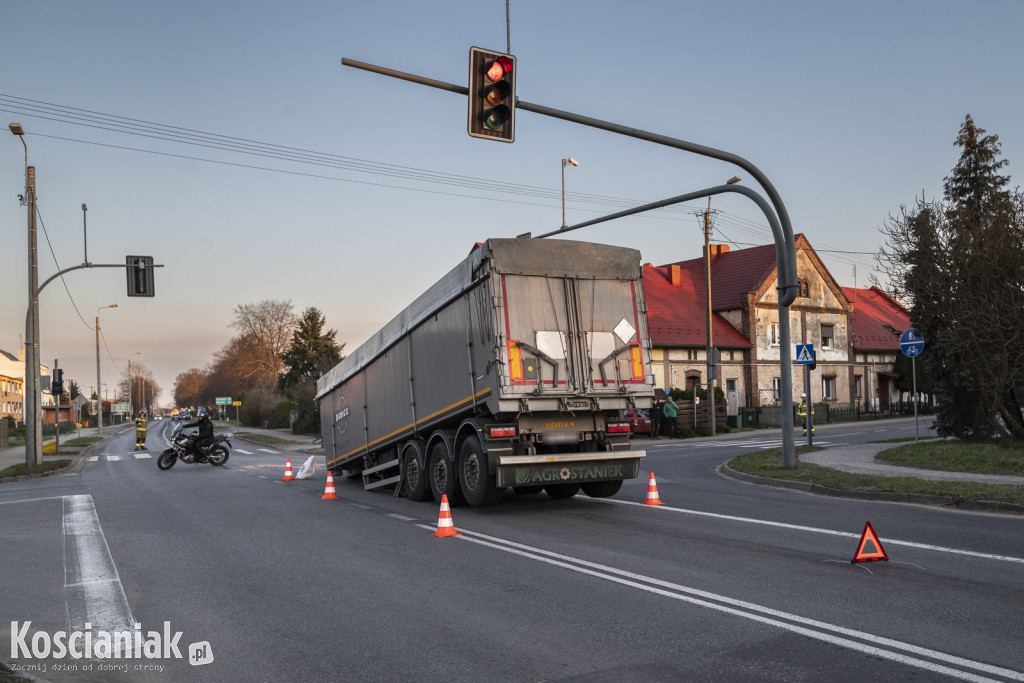 Odczepiła się naczepa na skrzyżowaniu w Racocie