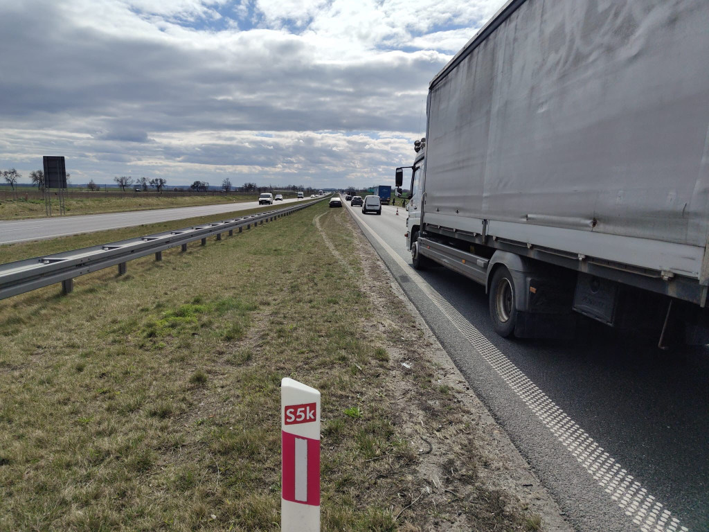 Nieprawidłowe wyprzedzanie przyczyną kolizji