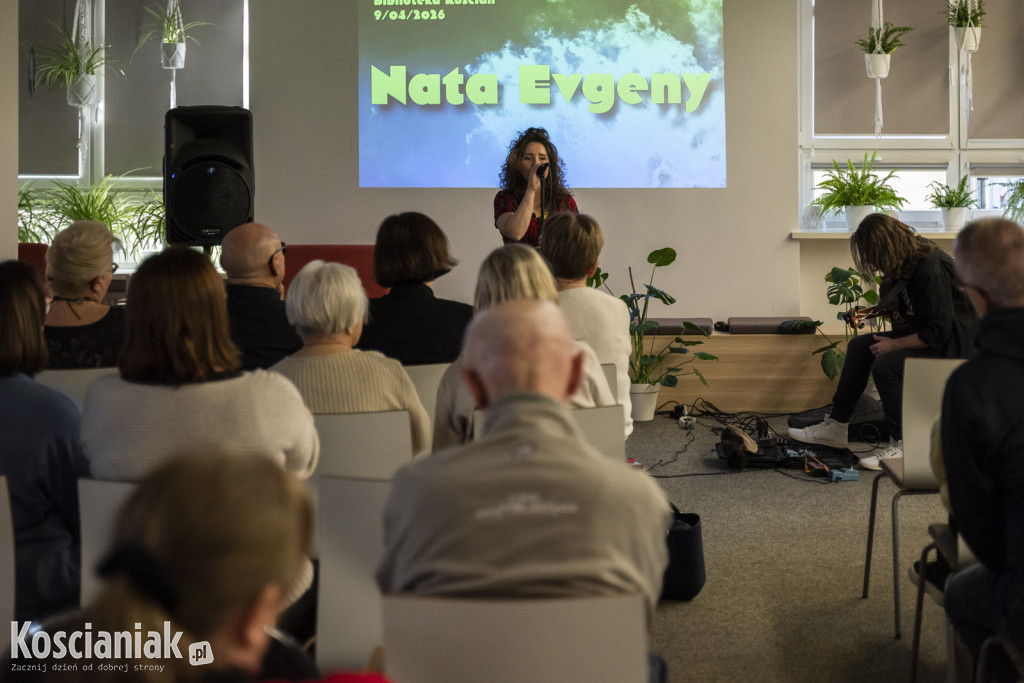 Koncert Nata Evgeny w kościańskiej bibliotece