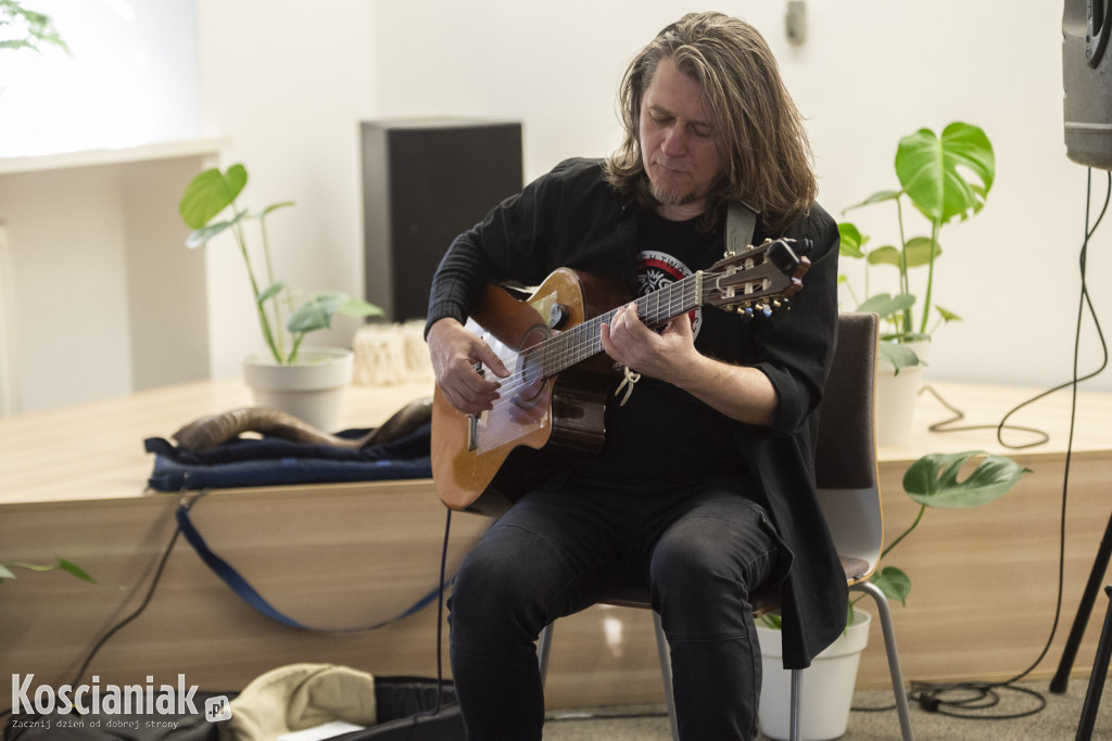 Koncert Nata Evgeny w kościańskiej bibliotece