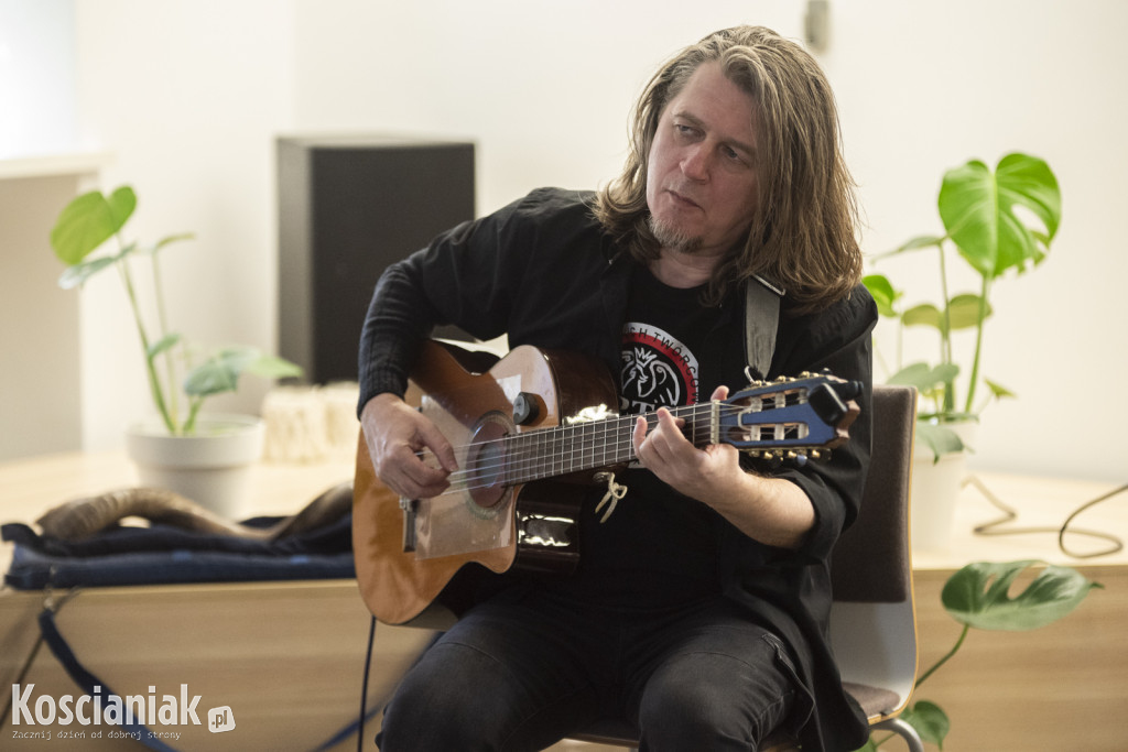 Koncert Nata Evgeny w kościańskiej bibliotece