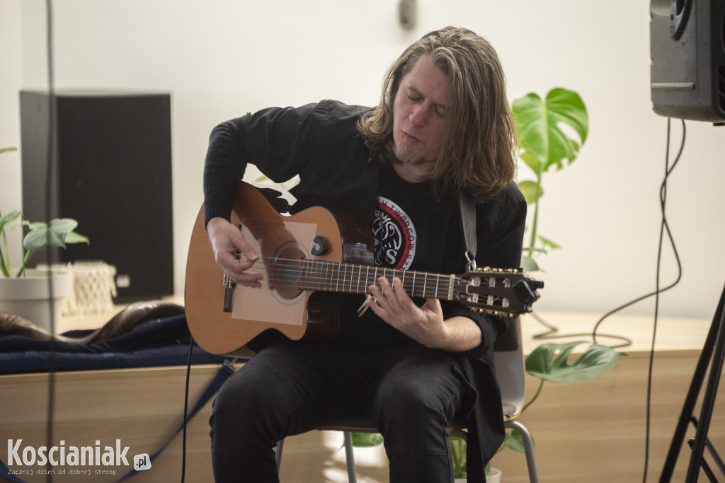 Koncert Nata Evgeny w kościańskiej bibliotece