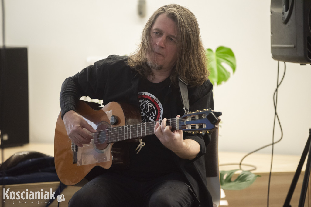 Koncert Nata Evgeny w kościańskiej bibliotece