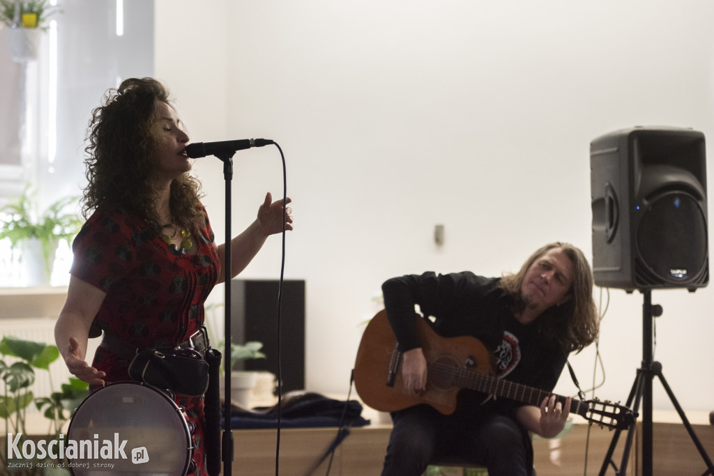Koncert Nata Evgeny w kościańskiej bibliotece