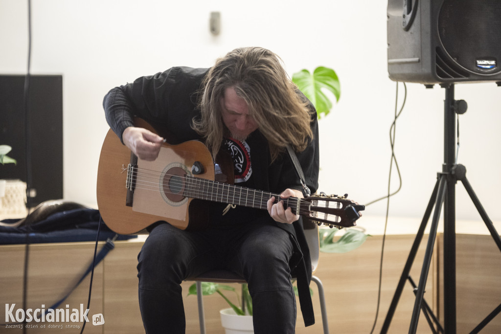 Koncert Nata Evgeny w kościańskiej bibliotece