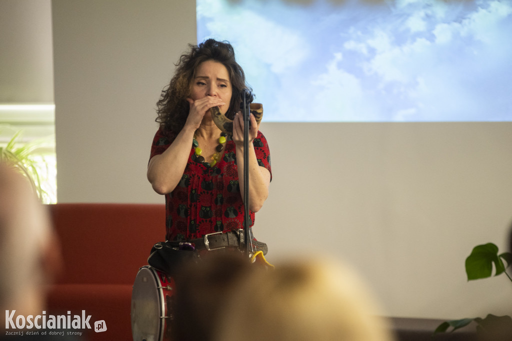 Koncert Nata Evgeny w kościańskiej bibliotece