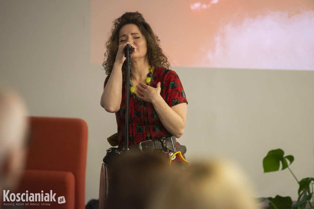 Koncert Nata Evgeny w kościańskiej bibliotece