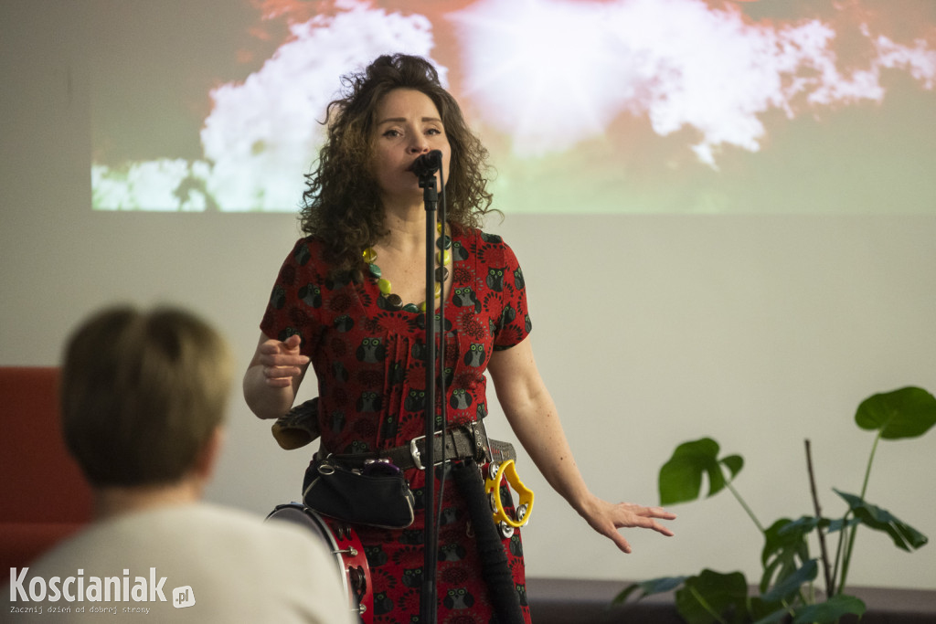 Koncert Nata Evgeny w kościańskiej bibliotece