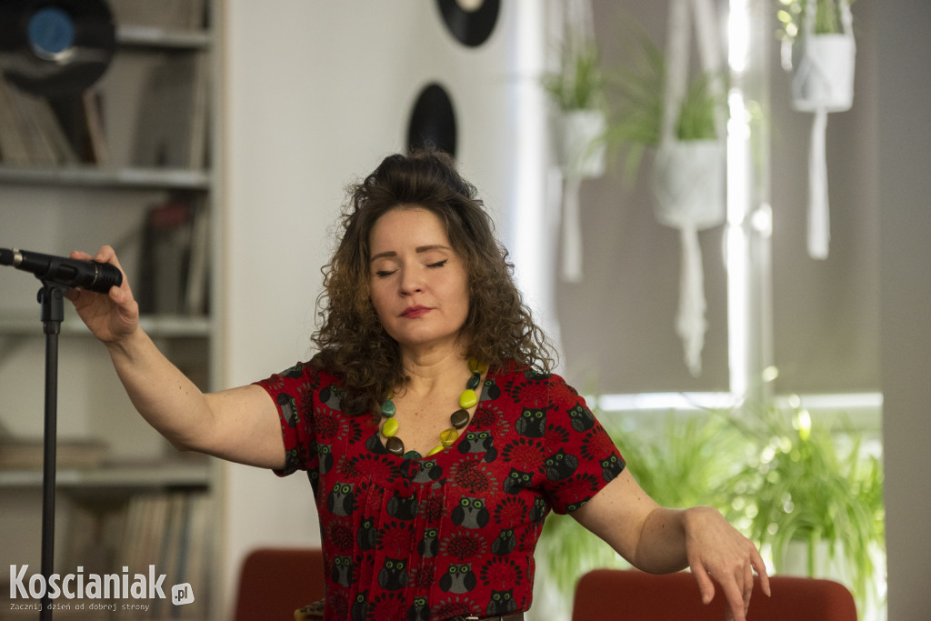 Koncert Nata Evgeny w kościańskiej bibliotece