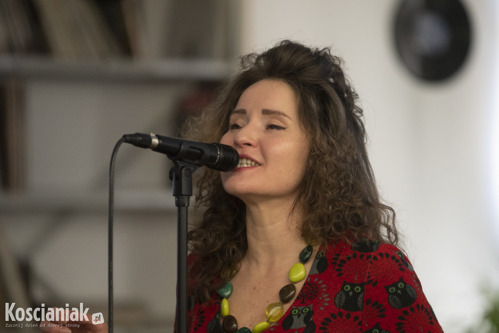 Koncert Nata Evgeny w kościańskiej bibliotece