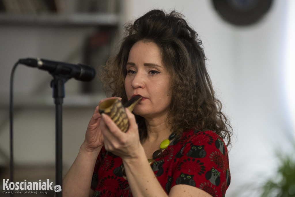 Koncert Nata Evgeny w kościańskiej bibliotece