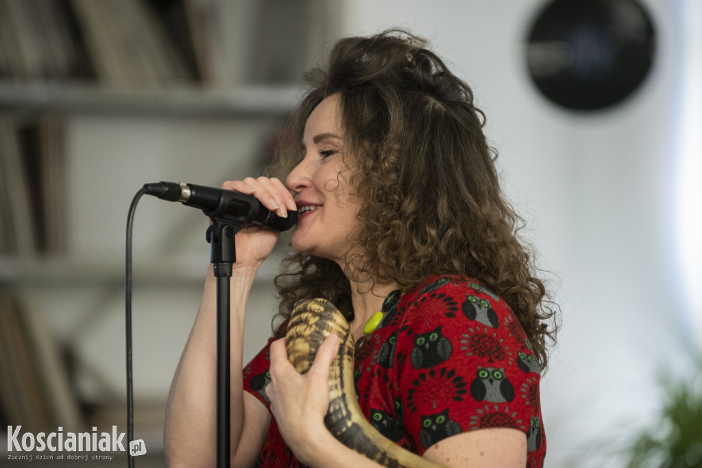 Koncert Nata Evgeny w kościańskiej bibliotece