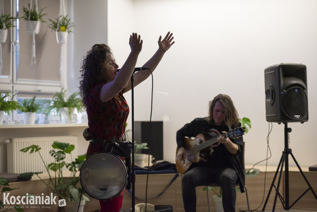 Koncert Nata Evgeny w kościańskiej bibliotece