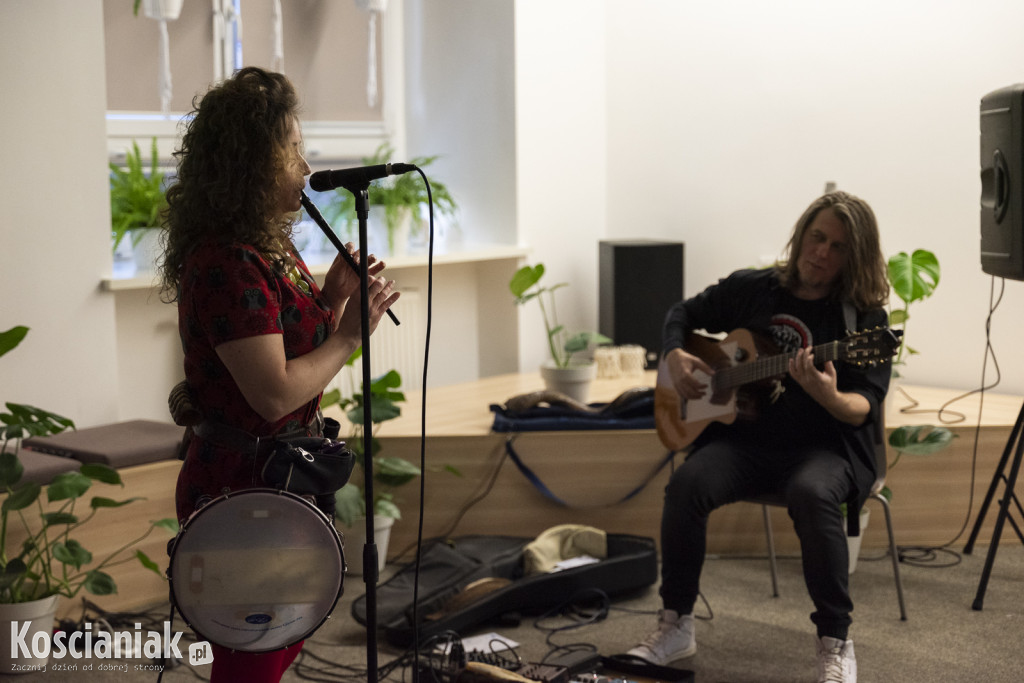 Koncert Nata Evgeny w kościańskiej bibliotece