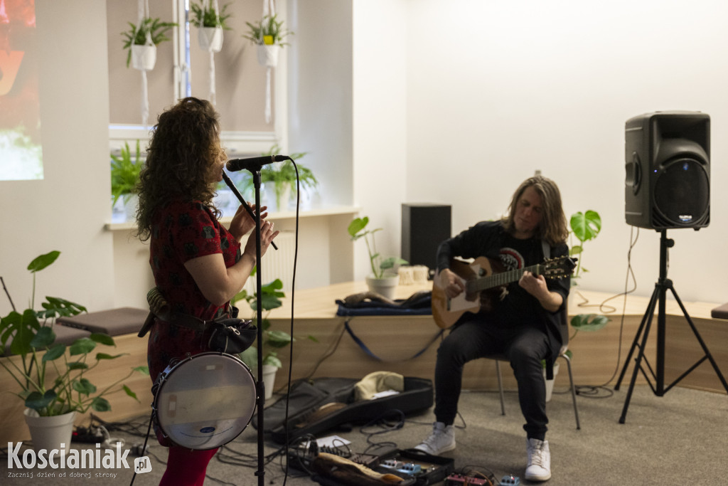 Koncert Nata Evgeny w kościańskiej bibliotece