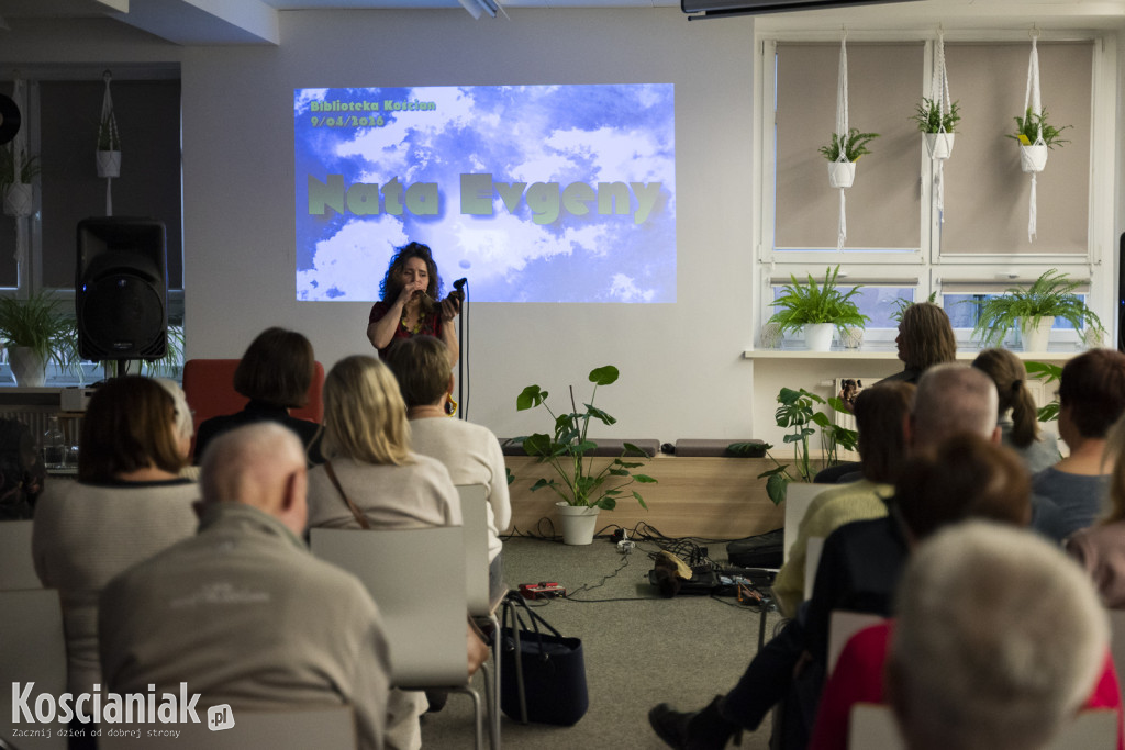 Koncert Nata Evgeny w kościańskiej bibliotece