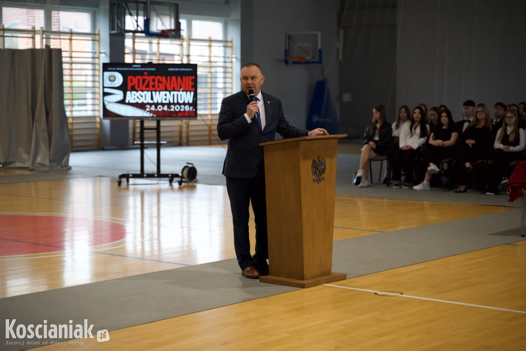 Zakończenie szkoły przez maturzystów „Ratajczaka”