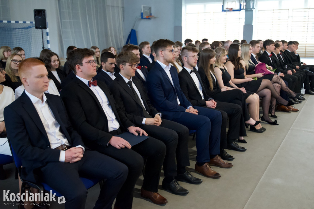 Zakończenie szkoły przez maturzystów „Ratajczaka”