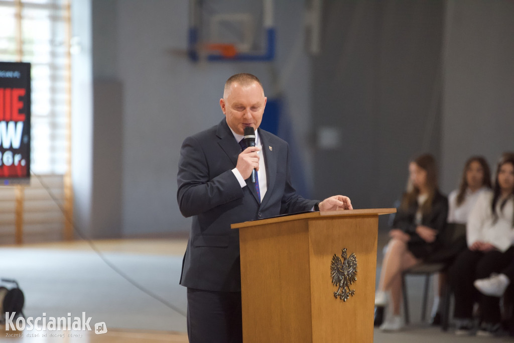 Zakończenie szkoły przez maturzystów „Ratajczaka”