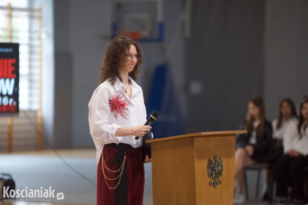 Zakończenie szkoły przez maturzystów „Ratajczaka”