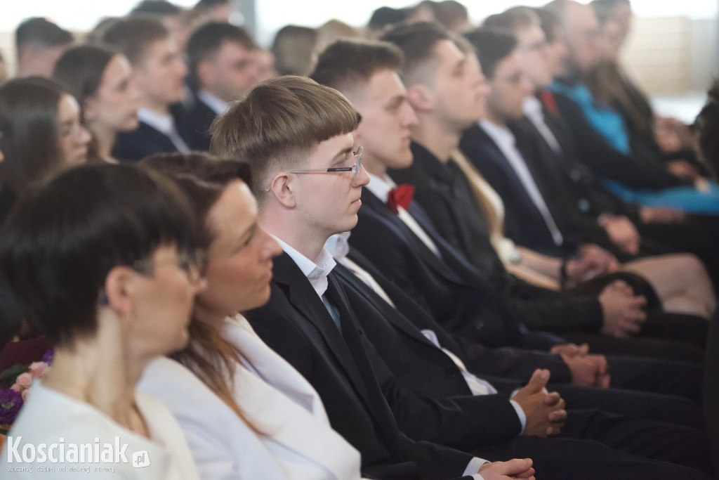 Zakończenie szkoły przez maturzystów „Ratajczaka”