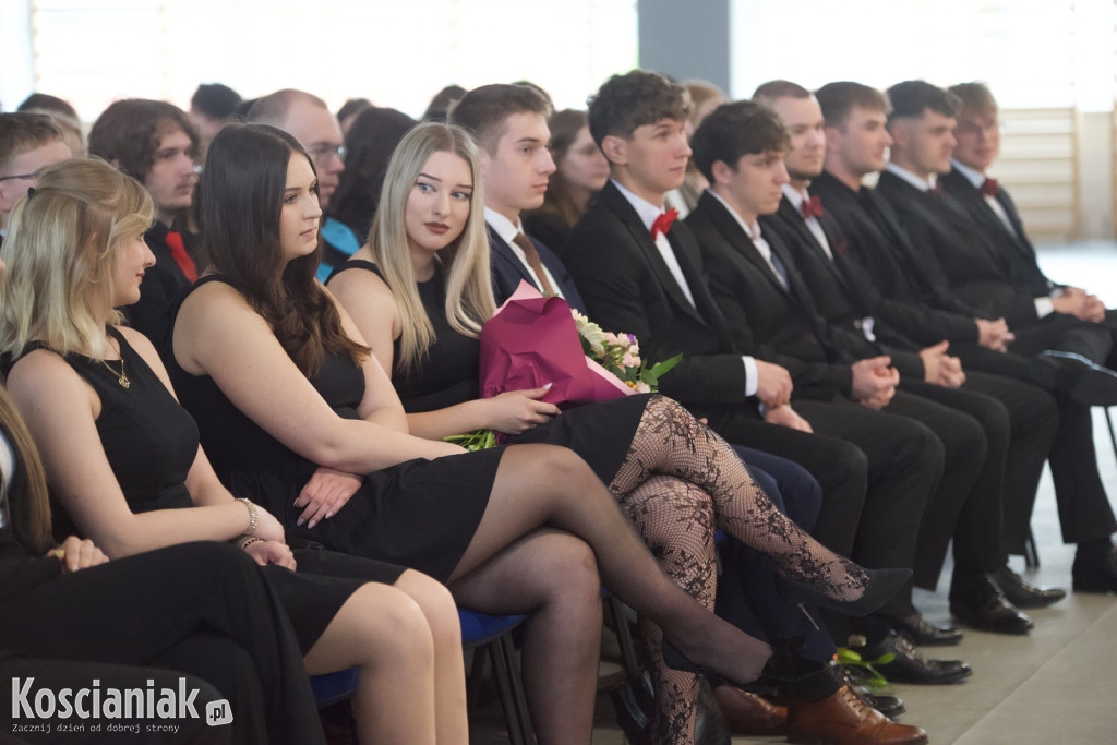 Zakończenie szkoły przez maturzystów „Ratajczaka”