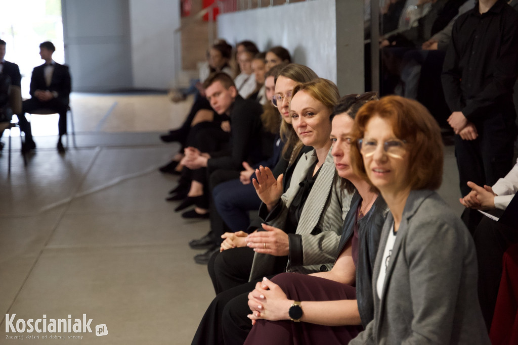 Zakończenie szkoły przez maturzystów „Ratajczaka”