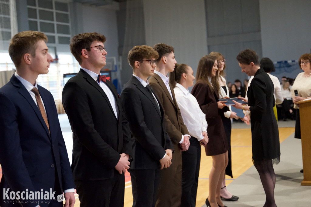 Zakończenie szkoły przez maturzystów „Ratajczaka”