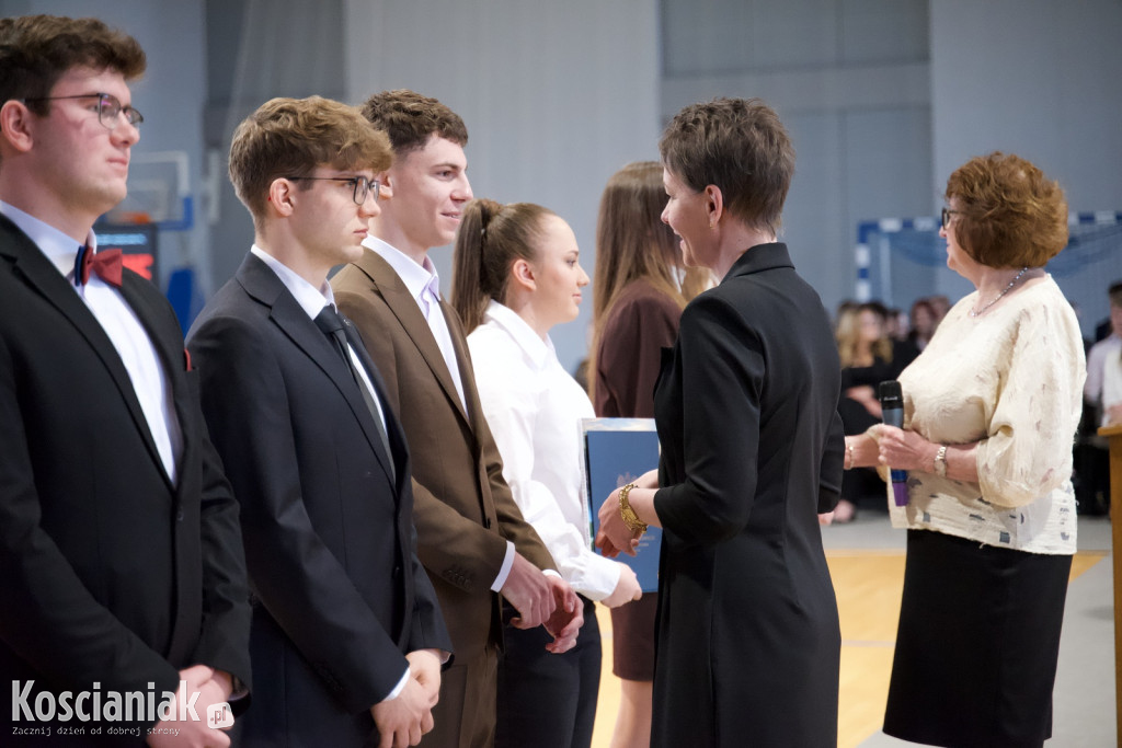 Zakończenie szkoły przez maturzystów „Ratajczaka”