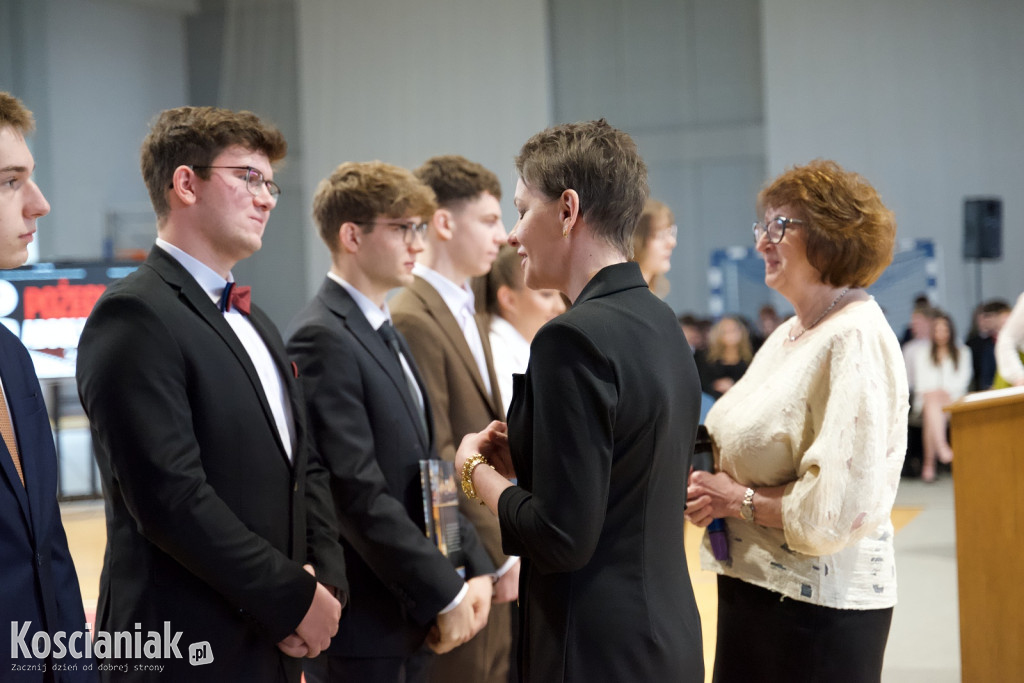 Zakończenie szkoły przez maturzystów „Ratajczaka”