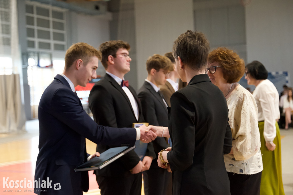 Zakończenie szkoły przez maturzystów „Ratajczaka”