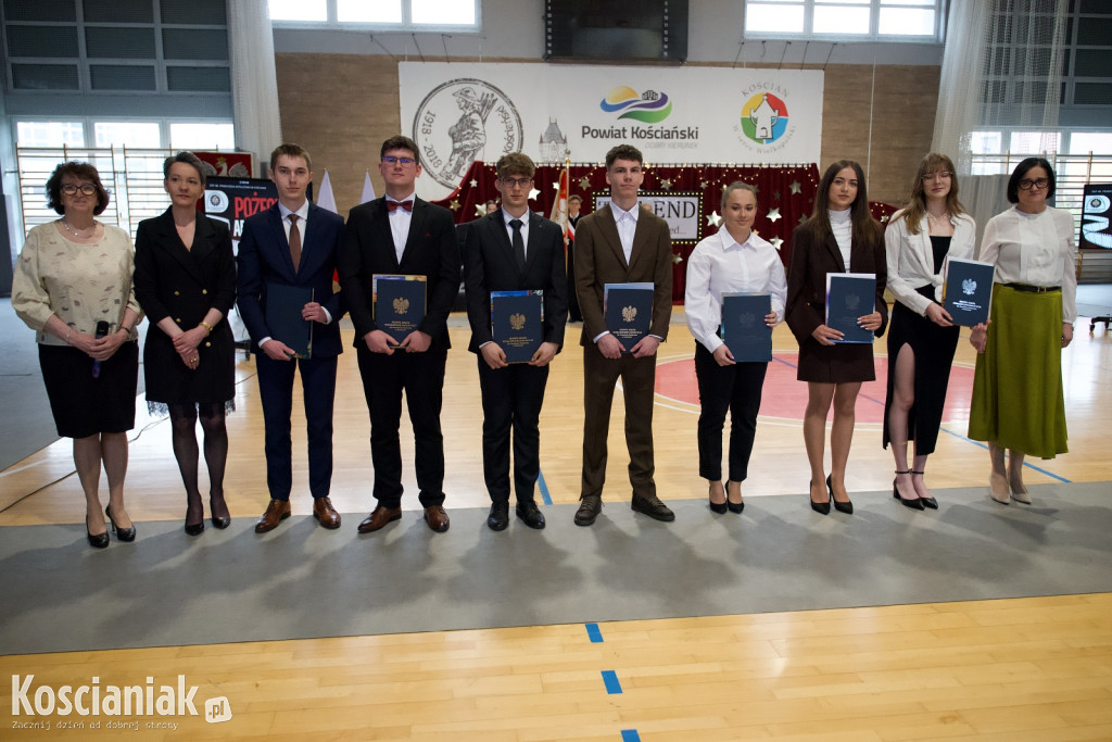 Zakończenie szkoły przez maturzystów „Ratajczaka”