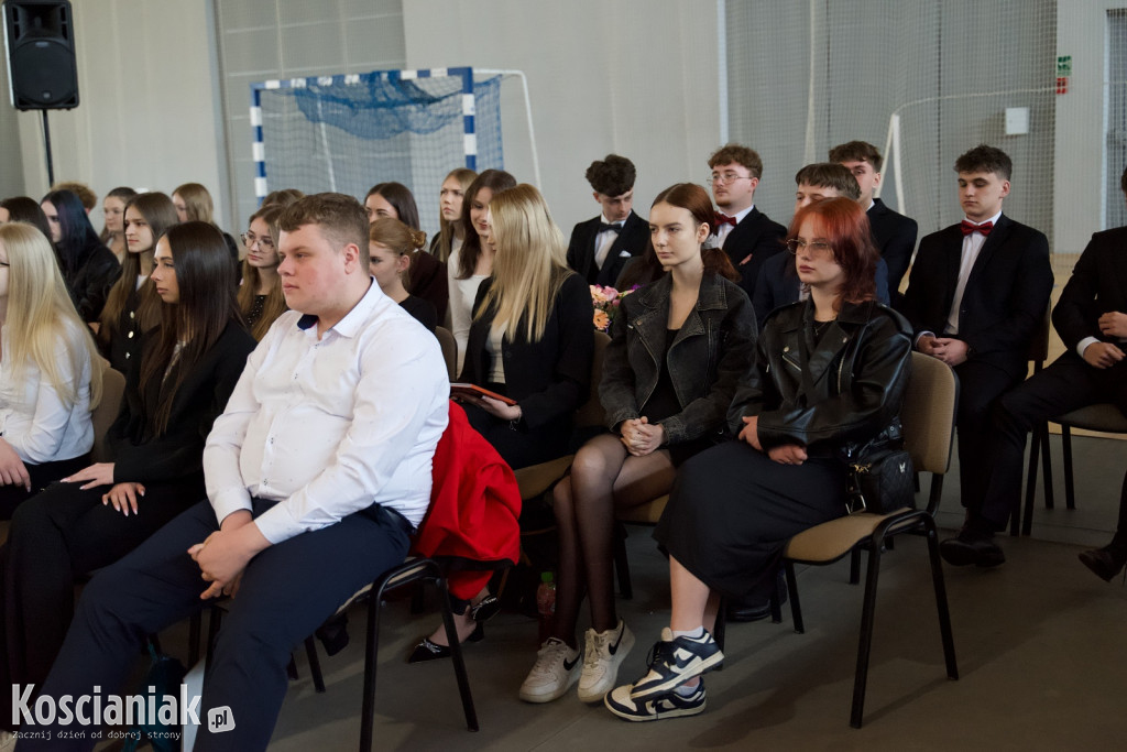 Zakończenie szkoły przez maturzystów „Ratajczaka”