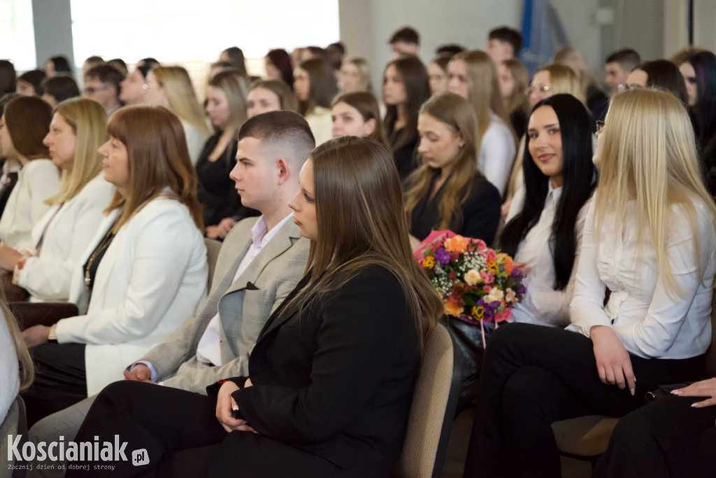 Zakończenie szkoły przez maturzystów „Ratajczaka”