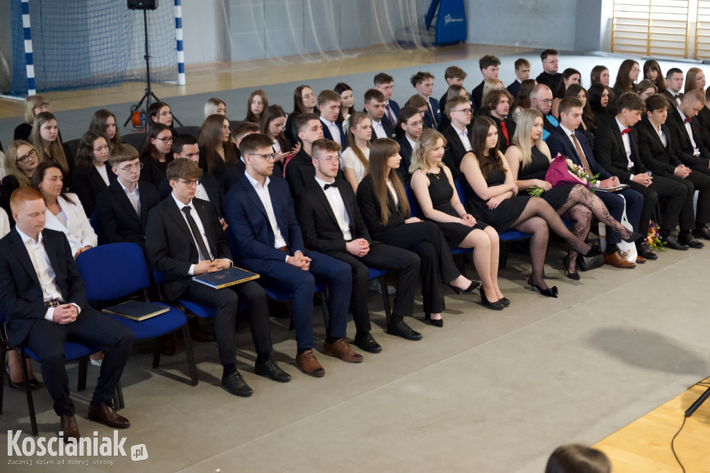 Zakończenie szkoły przez maturzystów „Ratajczaka”