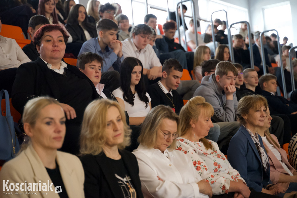 Zakończenie szkoły przez maturzystów „Ratajczaka”