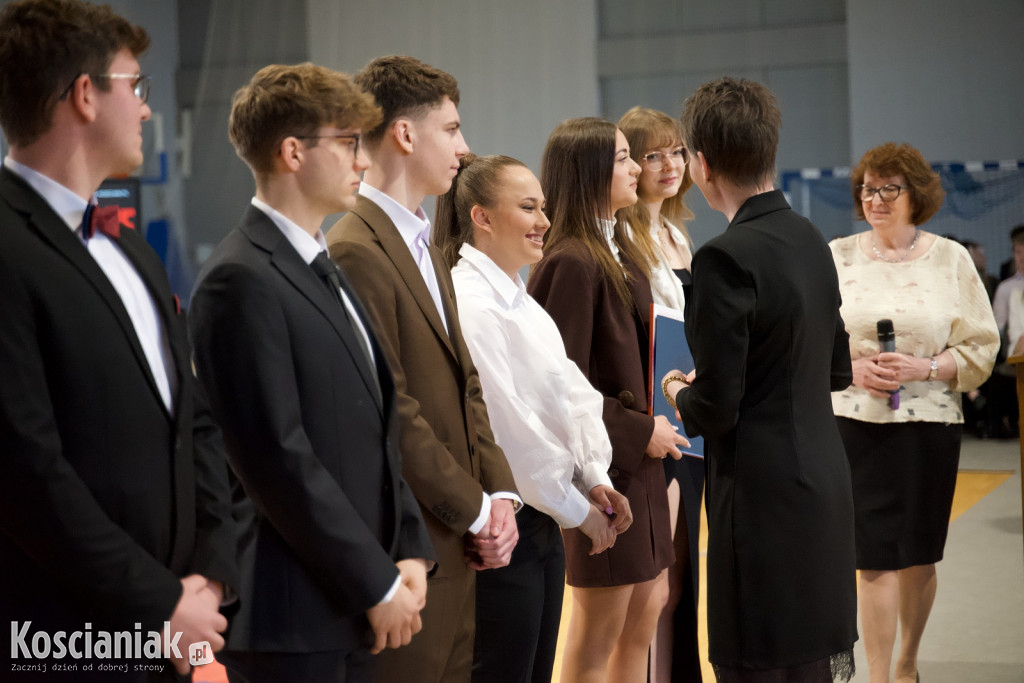 Zakończenie szkoły przez maturzystów „Ratajczaka”