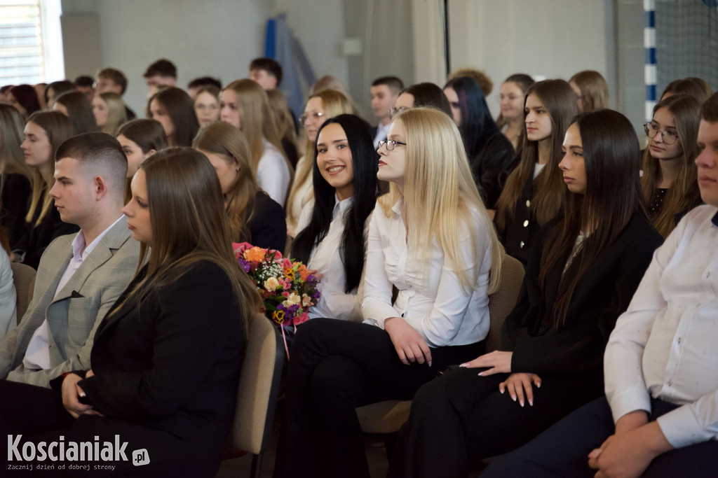 Zakończenie szkoły przez maturzystów „Ratajczaka”