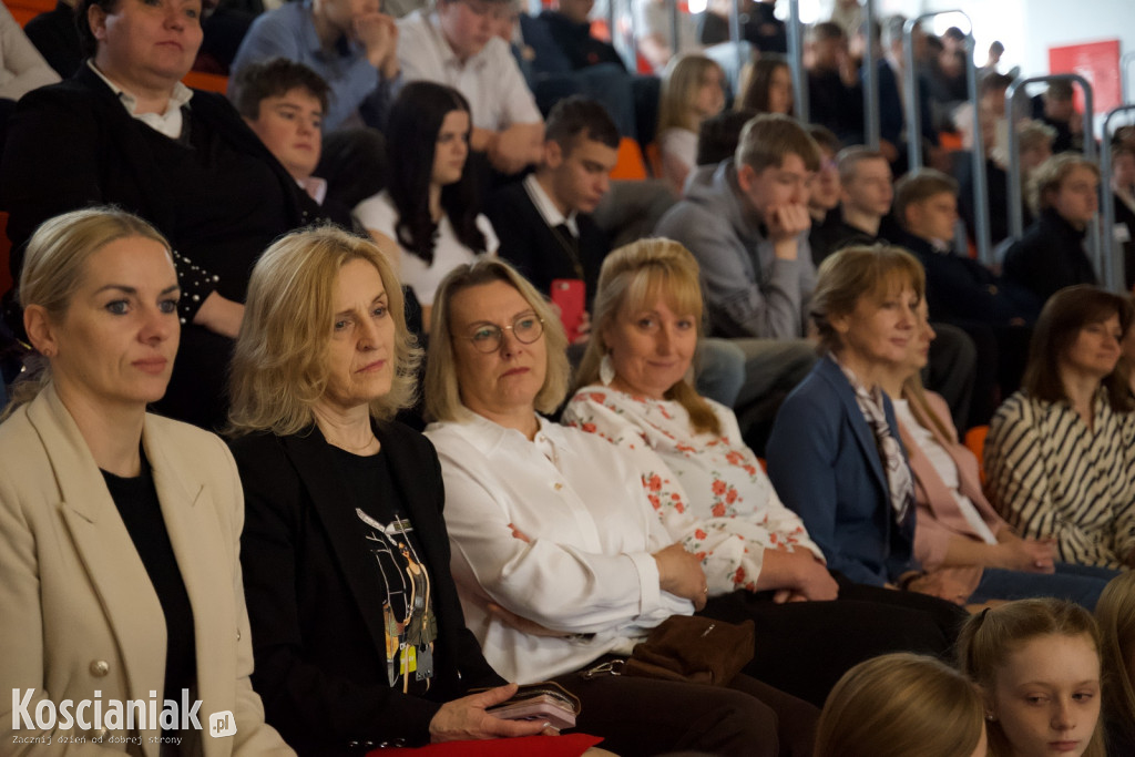 Zakończenie szkoły przez maturzystów „Ratajczaka”