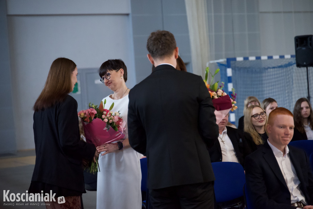 Zakończenie szkoły przez maturzystów „Ratajczaka”