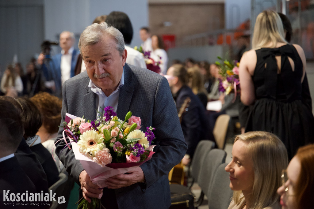 Zakończenie szkoły przez maturzystów „Ratajczaka”