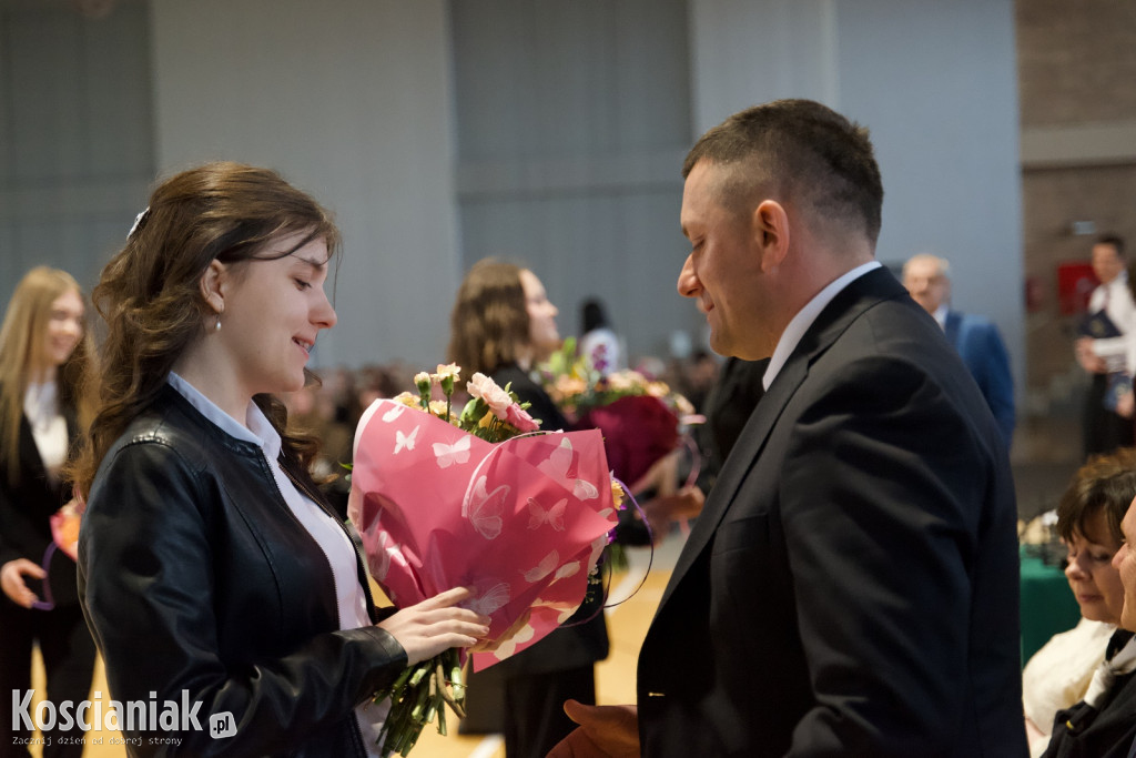 Zakończenie szkoły przez maturzystów „Ratajczaka”