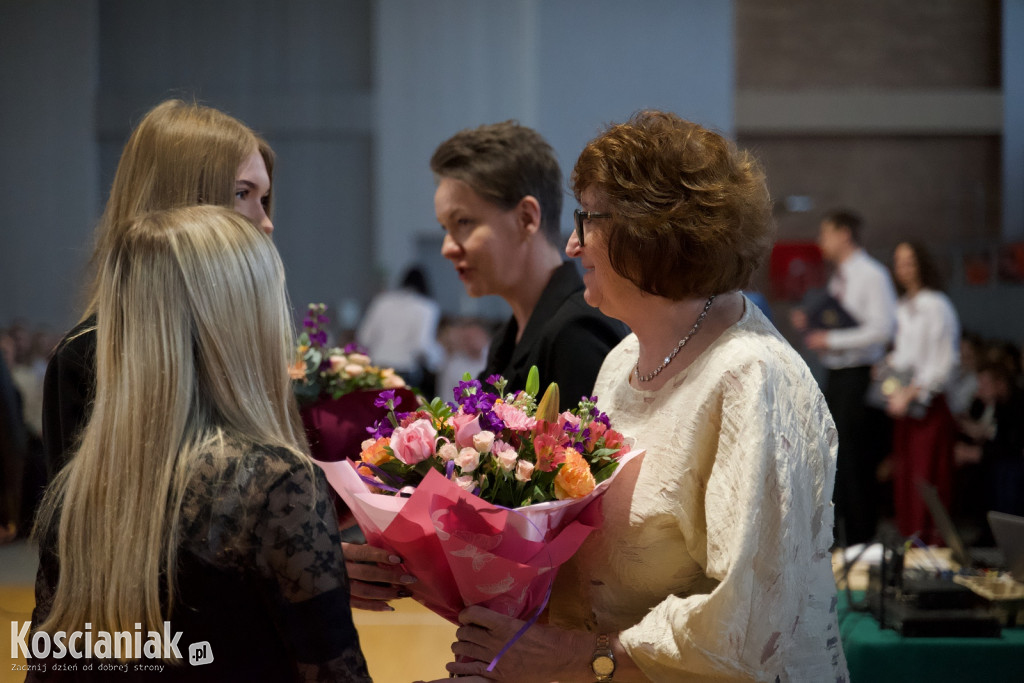 Zakończenie szkoły przez maturzystów „Ratajczaka”